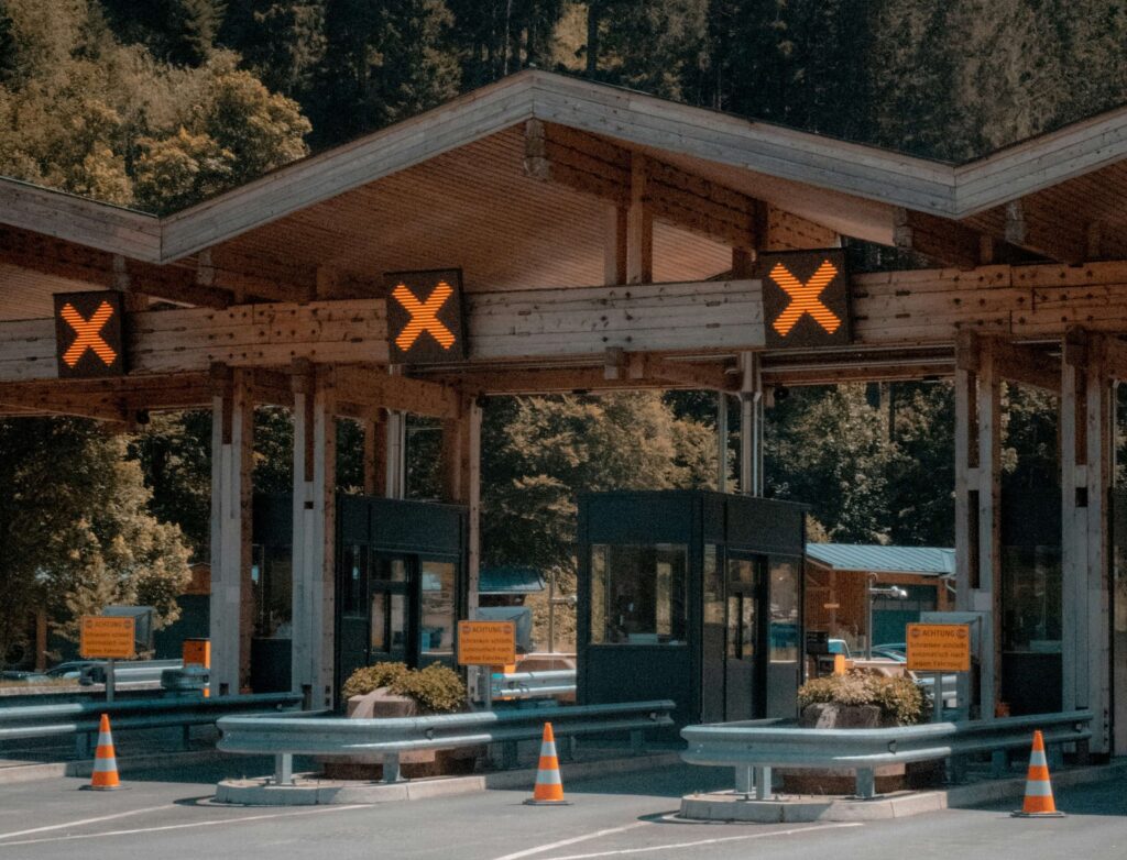 péage fermé sur fond de montagne